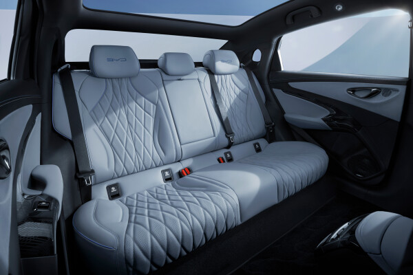 06、SEAL_LHD_Interior_Large rear passenger space_download_JPG 2500px.jpg
